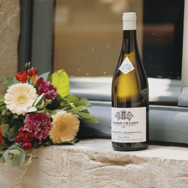 Maison Champy Chardonnay Cuvée Edme junto a un ramo de flores