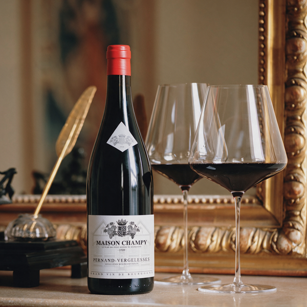 Maison Champy Pernand-Vergelesses Rouge junto a copas de vino tinto