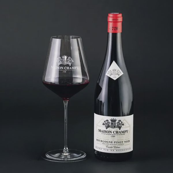 Maison Champy Pinot Noir Cuvée Edme junto a una copa de vino tinto