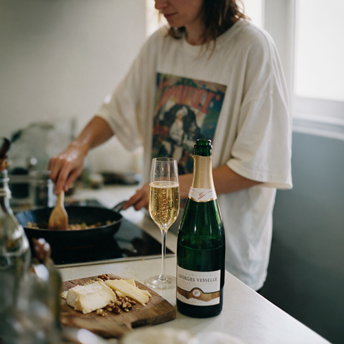 Champagne en la cocina mientras se prepara la cena